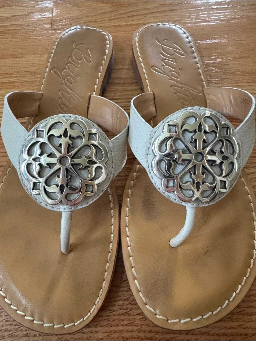 Brighton Alice White Thong Sandals with Silver Filigree Medallion, size 7 - Picture 1 of 6